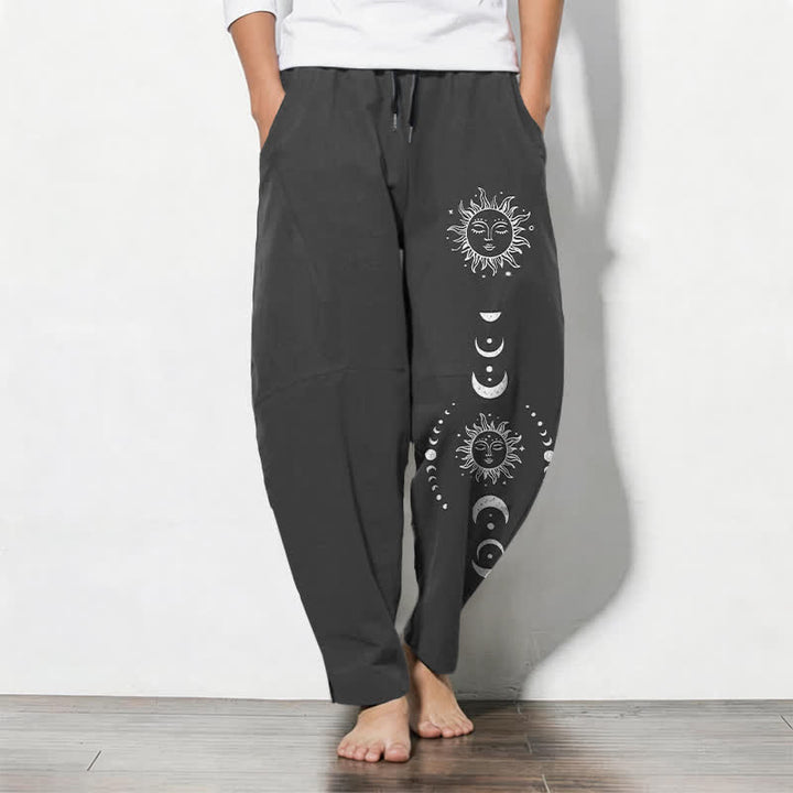 Buddha Stones Herrenhose aus reiner Baumwolle mit Sonnen- und Mondphasenmuster, Kordelzug, schmal zulaufendem Schnitt und Taschen - Schwarz - US/ UK/AU50, EU60 (5XL) - image 0