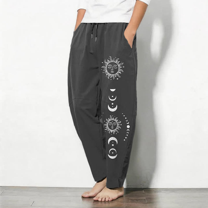 Buddha Stones Herrenhose aus reiner Baumwolle mit Sonnen- und Mondphasenmuster, Kordelzug, schmal zulaufendem Schnitt und Taschen - image 1