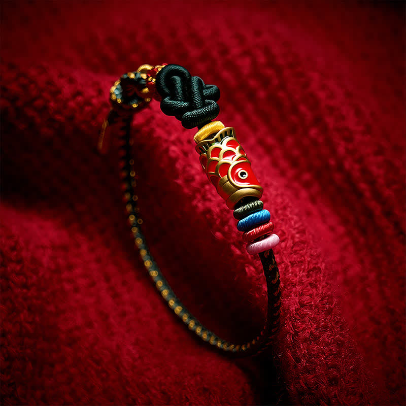 Buddha Stones Handgewebtes Armband aus dunkelgrün-gelbem Garn mit rotem Koi-Fisch-Schutzmotiv - image 3
