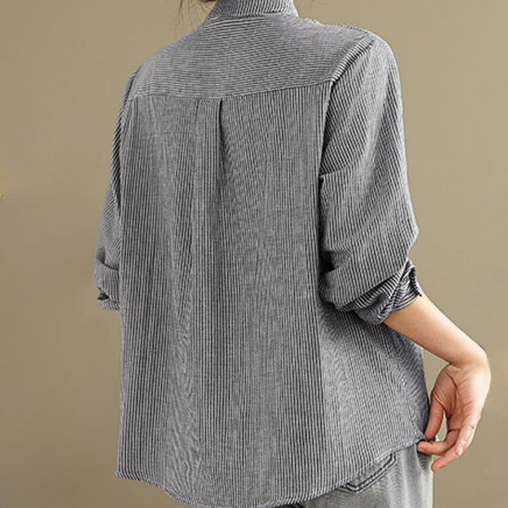 Buddha Stones Lässiges, sommerliches Langarmshirt im Tang-Stil mit Stehkragen, Streifen und aufgesetzter Tasche. - image 3