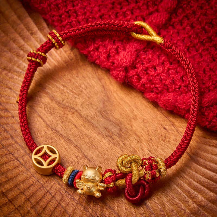 Buddha Stones Goldenes Glückskatzen-Armband mit rotem Faden zum Schutz, geflochten - Dunkelrot - image 0