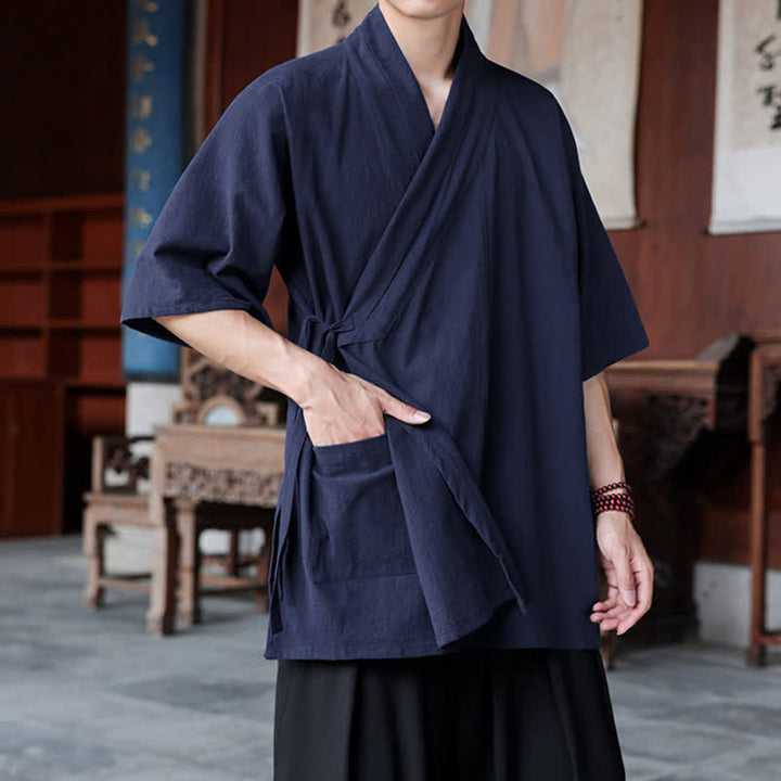 Buddha Stones Minimalistisches Kurzarmhemd im Sommer-Stil von Tang Style mit Seitenschlitz, V-Ausschnitt und Tasche für Herren. - image 2