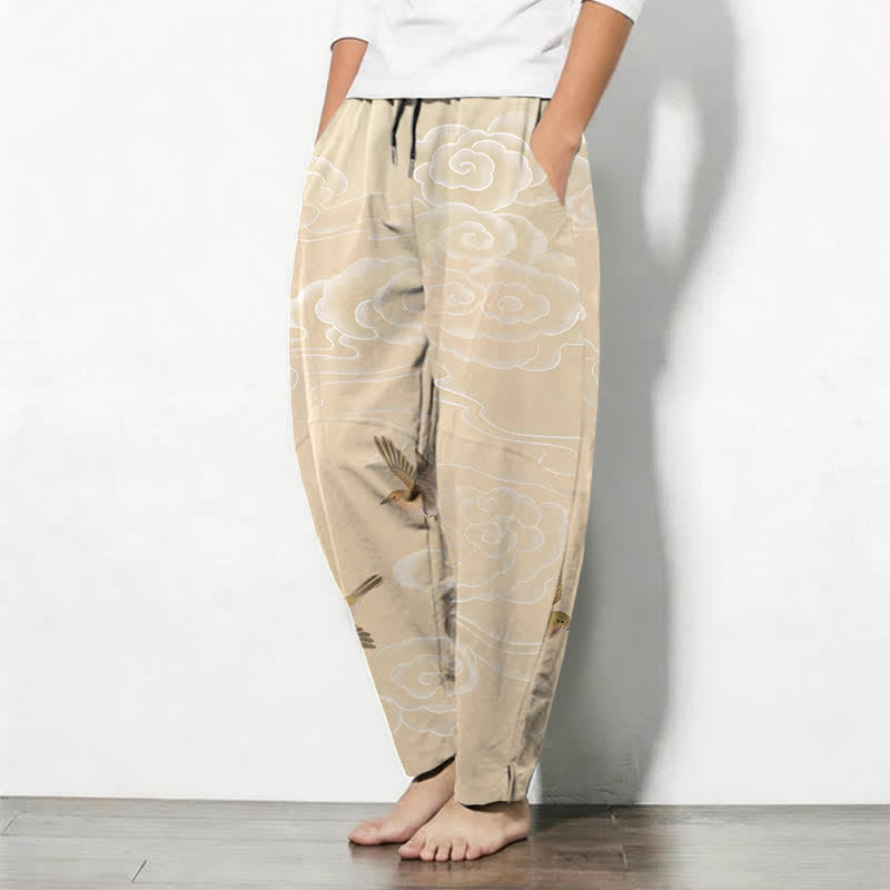 Buddha Stones Herrenhose aus reiner Baumwolle mit Kordelzug, schmal zulaufendem Bein und Taschen, verziert mit dem glückverheißenden Wolkenvogelmuster. - image 1