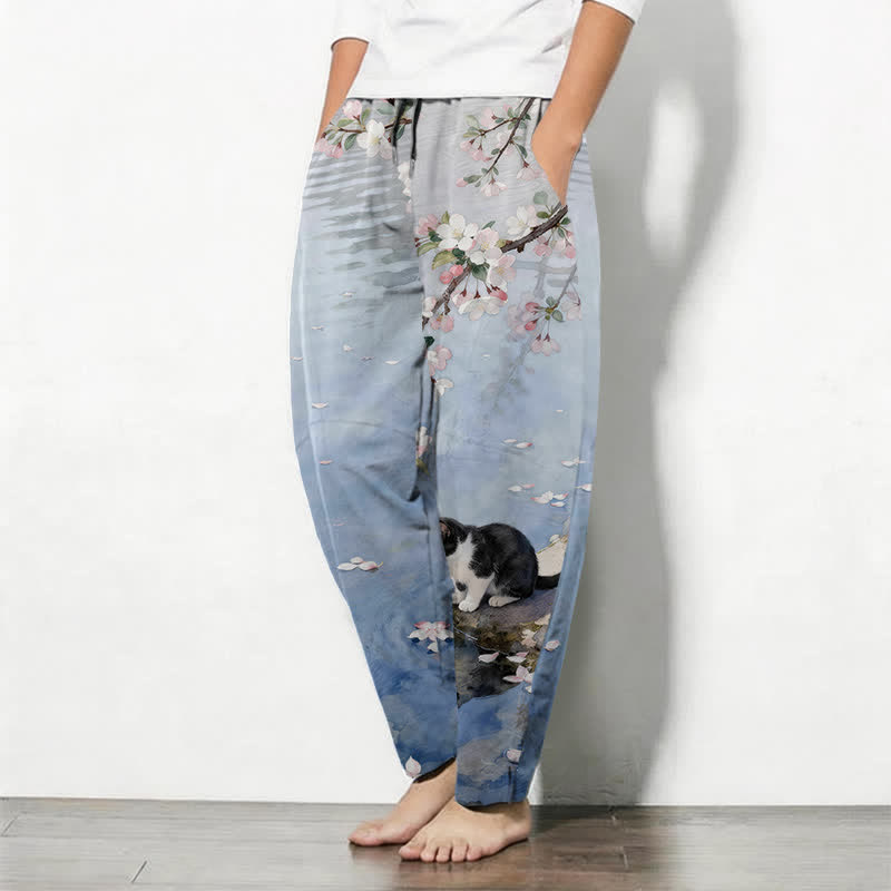 Buddha Stones Herrenhose aus reiner Baumwolle mit Sakura-Katzen-Wasserreflexionsmuster, Kordelzug, schmal zulaufendem Schnitt und Taschen - image 1
