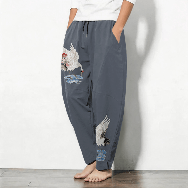 Buddha Stones Herrenhose aus reiner Baumwolle mit rotem Kronenkranichmuster, Kordelzug, schmal zulaufendem Bein und Taschen - image 1