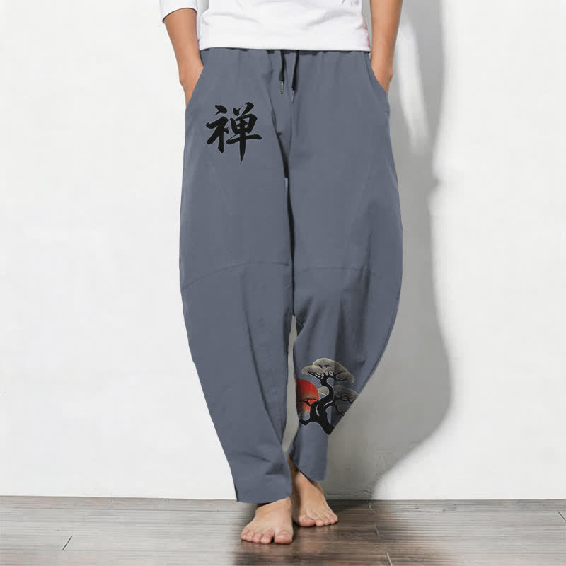Buddha Stones Herrenhose aus reiner Baumwolle mit Zen-Bonsai-Sonnenuntergangsmuster, Kordelzug, schmal zulaufendem Bein und Taschen - Schiefergrau - US/ UK/AU50, EU60 (5XL) - image 0