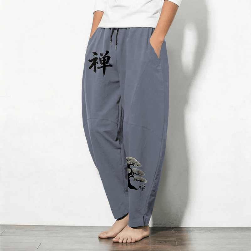 Buddha Stones Herrenhose aus reiner Baumwolle mit Zen-Bonsai-Sonnenuntergangsmuster, Kordelzug, schmal zulaufendem Bein und Taschen - image 1