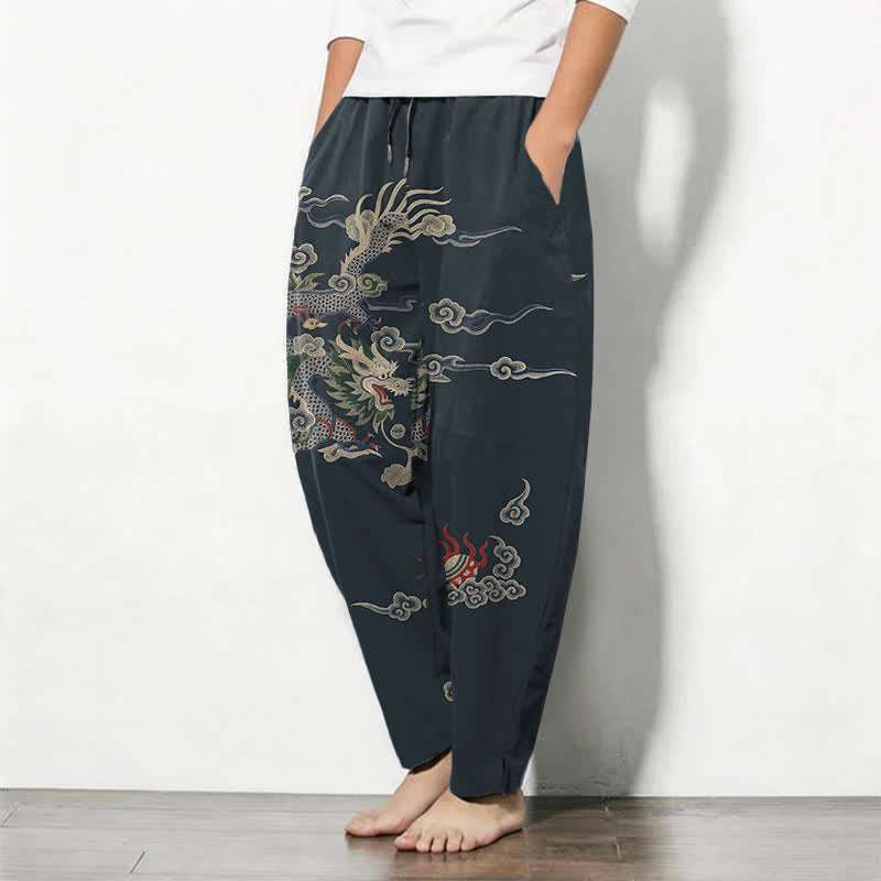 Buddha Stones Herrenhose aus reiner Baumwolle mit Drachen-, Wolken- und Feuerballmuster, Kordelzug, schmal zulaufendem Schnitt und Taschen - image 1