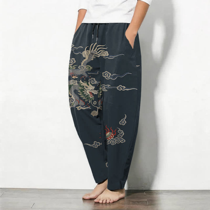 Buddha Stones Herrenhose aus reiner Baumwolle mit Drachen-, Wolken- und Feuerballmuster, Kordelzug, schmal zulaufendem Schnitt und Taschen - image 1