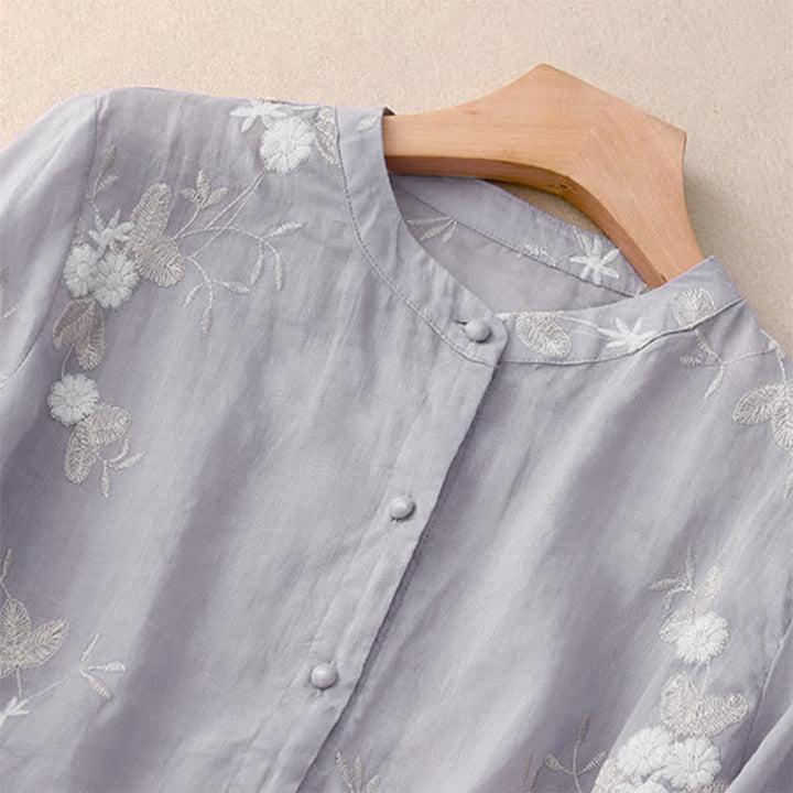 Lässiges Damen-Shirt mit Buddha Stones -Stickerei und Blütenblättern, Rundhalsausschnitt und halben Ärmeln - image 1