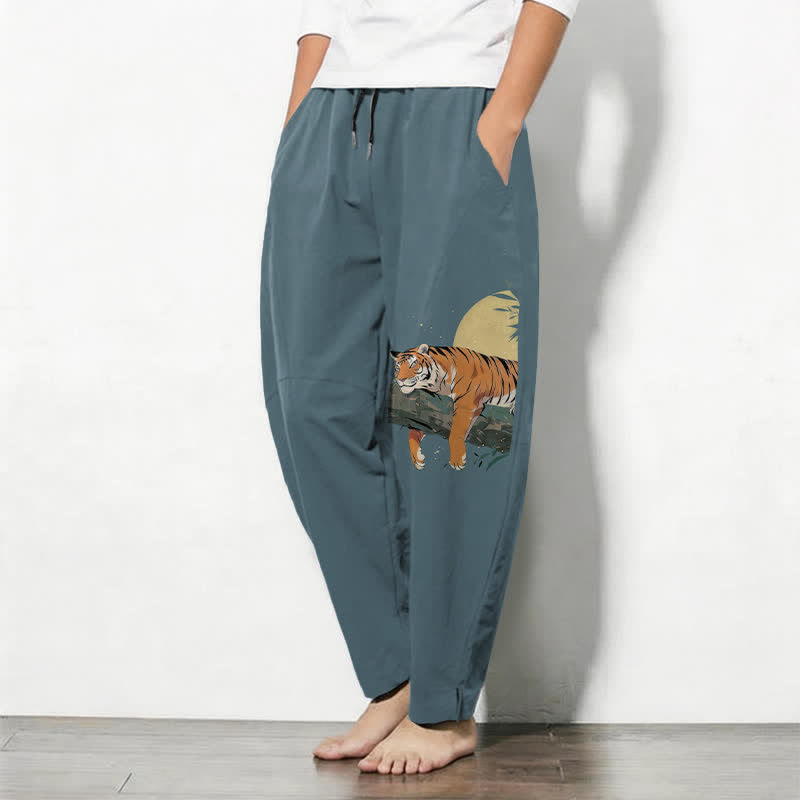 Buddha Stones Herrenhose aus reiner Baumwolle mit Tiger-Mond-Muster, Kordelzug, schmal zulaufendem Bein und Taschen - image 1