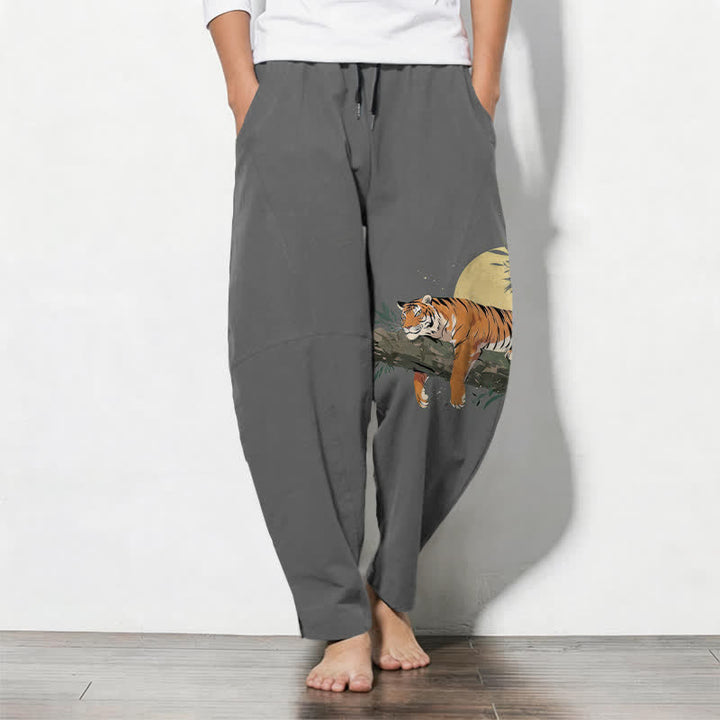 Buddha Stones Herrenhose aus reiner Baumwolle mit Tiger-Mond-Muster, Kordelzug, schmal zulaufendem Bein und Taschen - Grau - US/UK/AU50, EU60 (5XL) - image 11