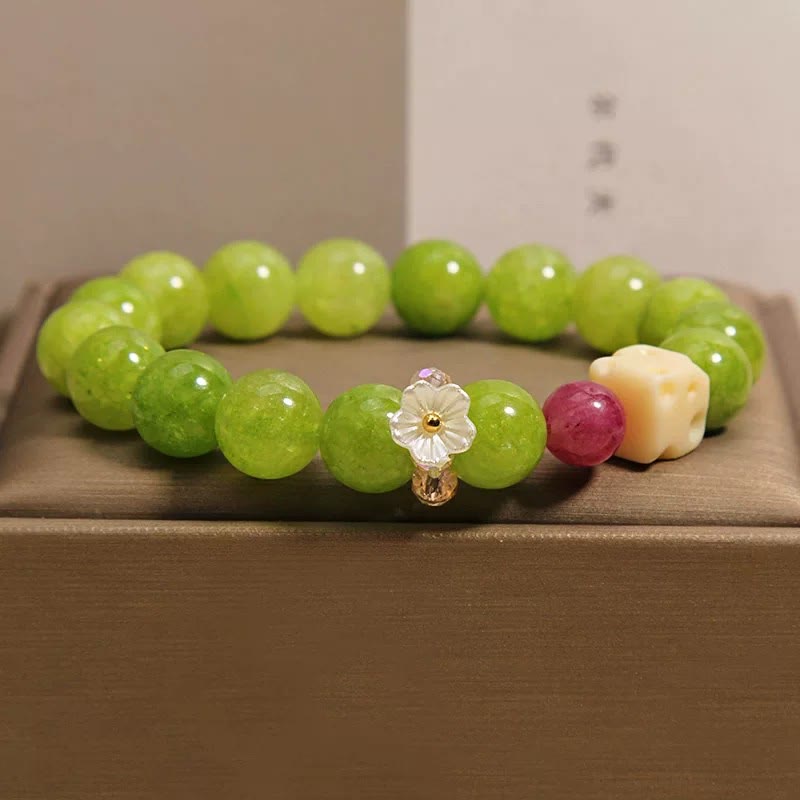 Buddha Stones Heilendes Perlenarmband mit Peridot-Blumenanhänger - Peridot (Handgelenkumfang: 16–17 cm) - image 0