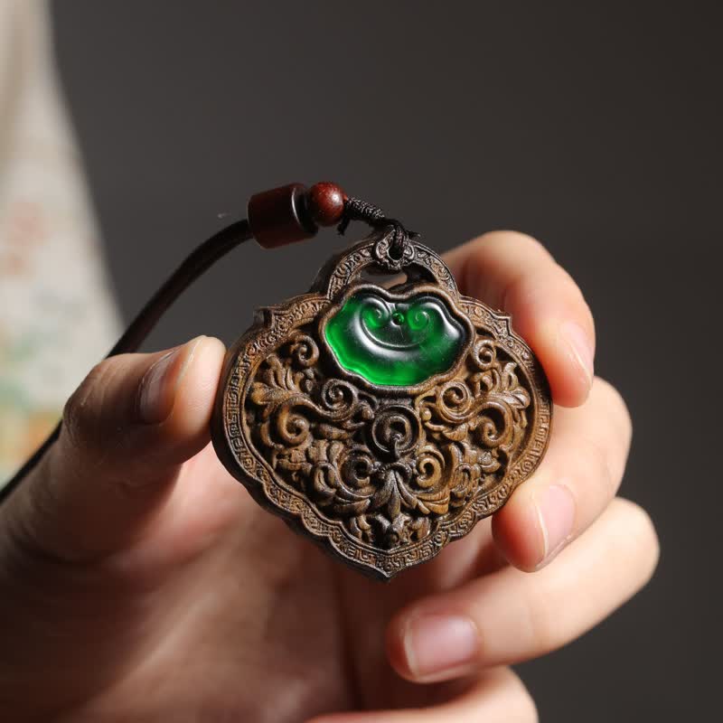 Buddha Stones Halskette aus geschnitztem grünem Achat, Glücksbringer aus Sappanholz - Schloss der guten Wünsche - image 0