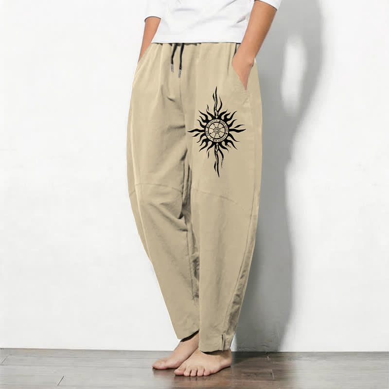 Buddha Stones Herrenhose aus reiner Baumwolle mit Tribal-Sonnenmuster, Kordelzug, schmal zulaufendem Schnitt und Taschen - image 1