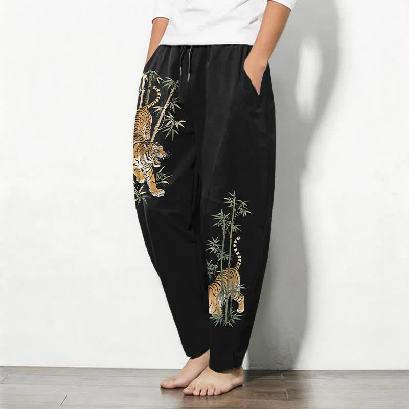 Buddha Stones Herrenhose aus reiner Baumwolle mit Tiger- und Bambusmuster, Kordelzug, schmal zulaufendem Schnitt und Taschen - image 1
