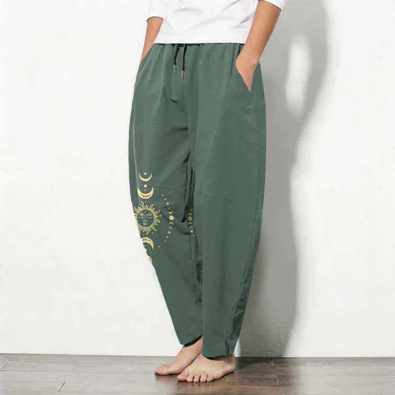 Buddha Stones Herrenhose aus reiner Baumwolle mit himmlischem Sonne- und Mondmuster, Kordelzug, schmal zulaufendem Bein und Taschen - image 1