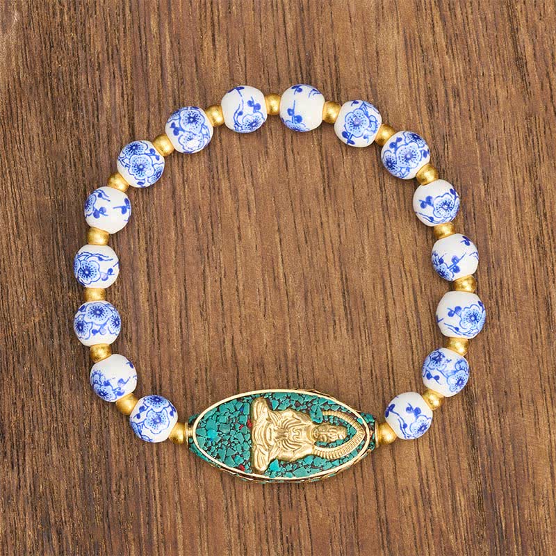 Buddha Stones Armband mit Buddha-Motiv aus weißem Porzellan, blauen floralen Perlen und runden Perlen - image 1