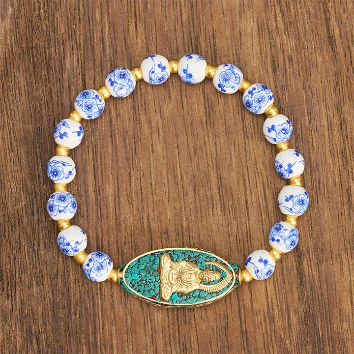 Buddha Stones Armband mit Buddha-Motiv aus weißem Porzellan, blauen floralen Perlen und runden Perlen - image 1