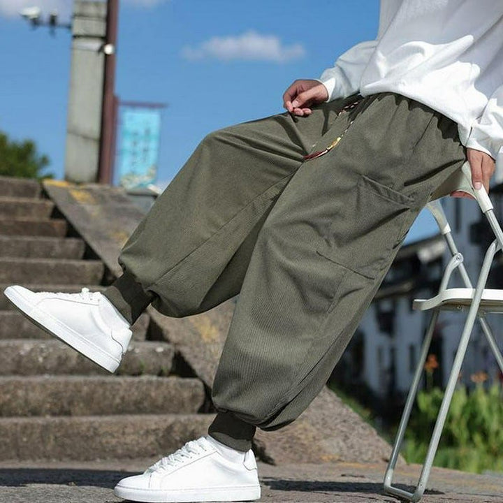 Buddha Stones Lässige Herrenhose mit aufgesetzter Tasche, Kordelzug, aufgesetzter Tasche, Knöchellänge, schmal zulaufend, für Herbst und Winter - Olivgrün - US/UK/AU46, EU56 (5XL) - image 0