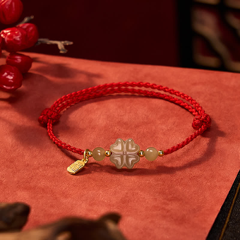 Buddha Stones Armband aus natürlichem Hetian-Jade mit vierblättrigem Kleeblatt und rotem Faden – Glücksbringer der Figur Fu - Hetian-Jade-Vierblatt-Kleeblatt (Handgelenkumfang: 18 cm) - image 0