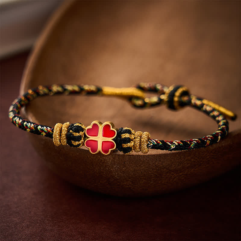 Buddha Stones Handgewebtes Armband aus Seil in Herzform mit rotem vierblättrigem Kleeblatt und Heilwirkung - Schwarz (Handgelenkumfang: 15–17 cm) - image 0