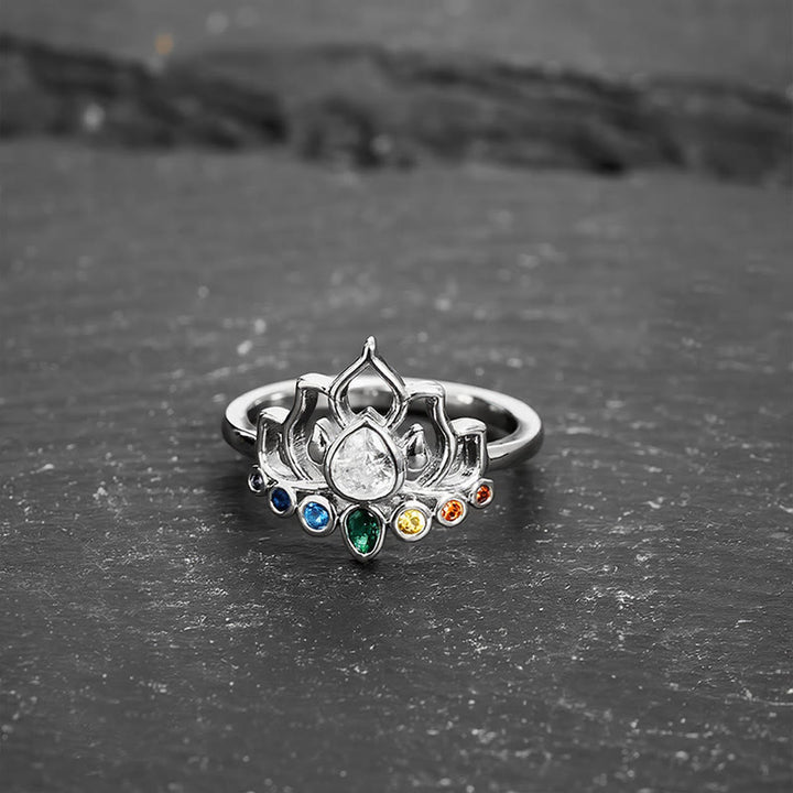 Buddha Stones Heilring aus Kupfer mit Lotusblütenmotiv und mehrfarbigem Zirkonia - image 1