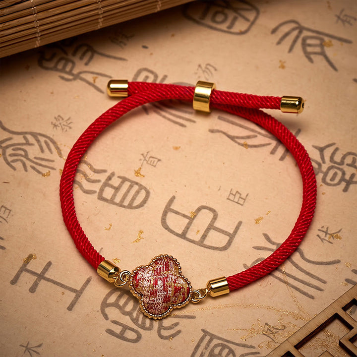 Buddha Stones Rotes Armband aus Brokat mit vierblättrigem Kleeblatt - image 2