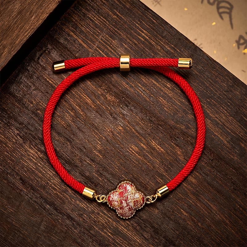 Buddha Stones Rotes Armband aus Brokat mit vierblättrigem Kleeblatt - Songbrokat (gleicher Farbton – Muster variiert) - image 0