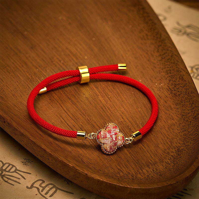 Buddha Stones Rotes Armband aus Brokat mit vierblättrigem Kleeblatt - image 1