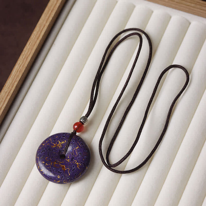 Buddha Stones Halskette mit Friedensschnalle und geflochtenem Kordelanhänger - Zufälliges Muster in Lila und Gold - image 9