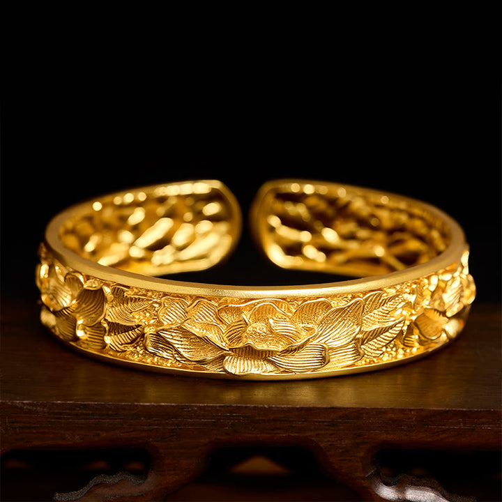 Buddha Stones Offenes Armband aus vergoldetem Kupfer mit eingravierter Pfingstrose - Ca. 56–62 mm - image 0