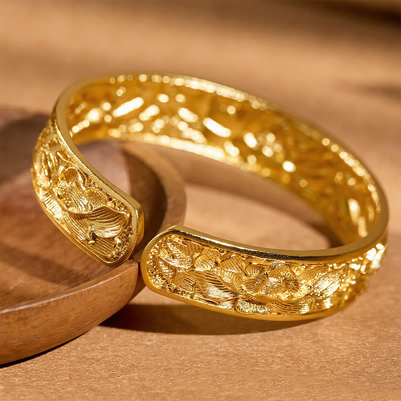 Buddha Stones Offenes Armband aus vergoldetem Kupfer mit eingravierter Pfingstrose - image 4