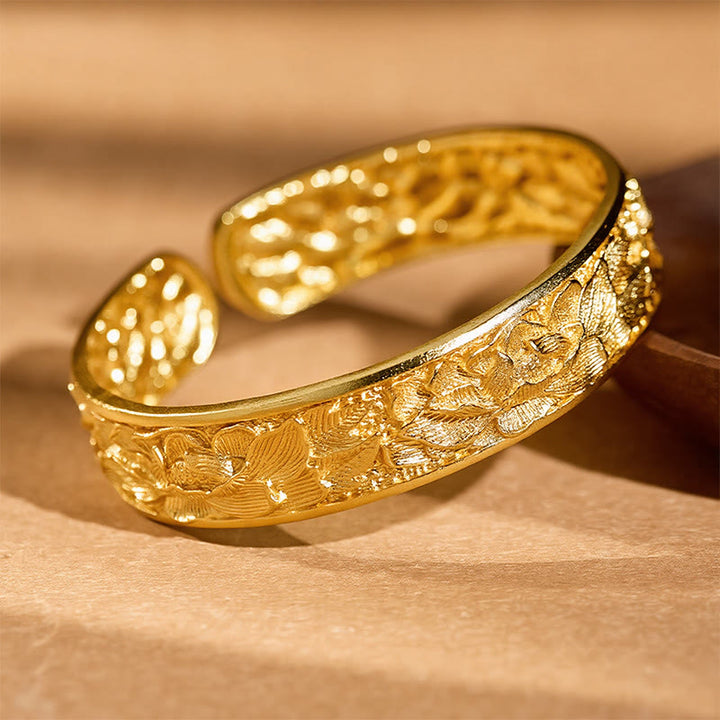 Buddha Stones Offenes Armband aus vergoldetem Kupfer mit eingravierter Pfingstrose - image 3