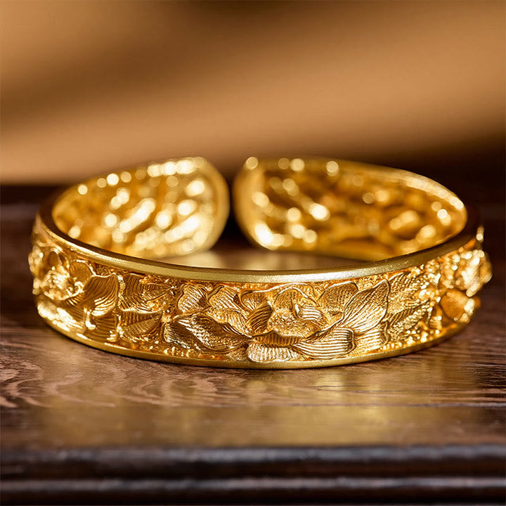 Buddha Stones Offenes Armband aus vergoldetem Kupfer mit eingravierter Pfingstrose - image 7
