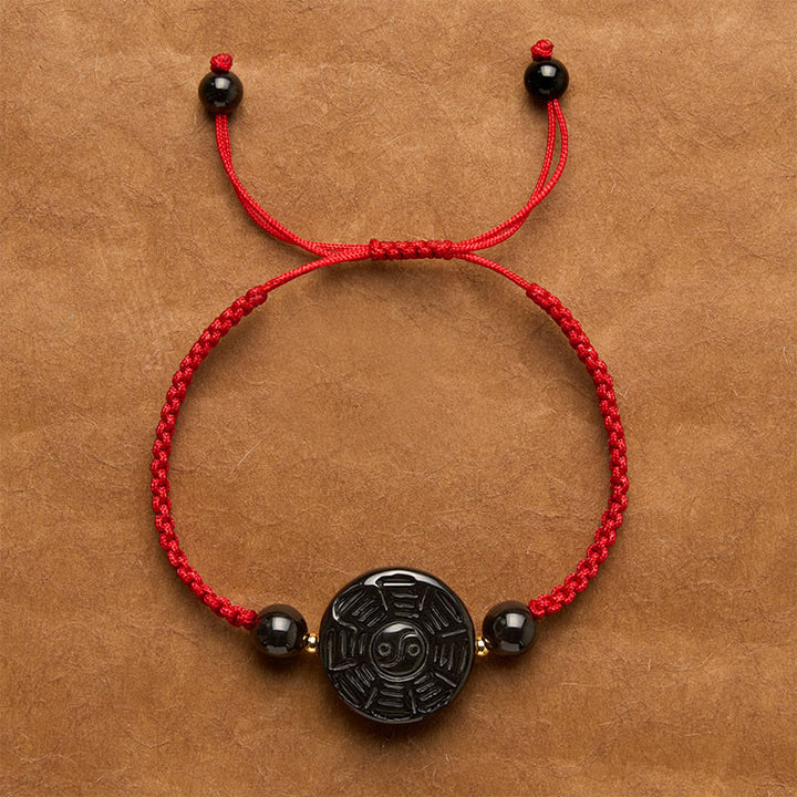 Buddha Stones Armband aus rotem Faden und schwarzem Obsidian mit rundem Bagua-Motiv - Rotes Band (Handgelenkumfang: 15–17 cm) - Ca. 22 × 9 mm - image 0