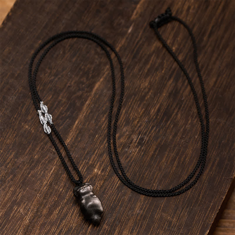 Buddha Stones Silberglänzender Obsidian-Katzenanhänger mit geflochtener Kordel als Erdungskette - image 1