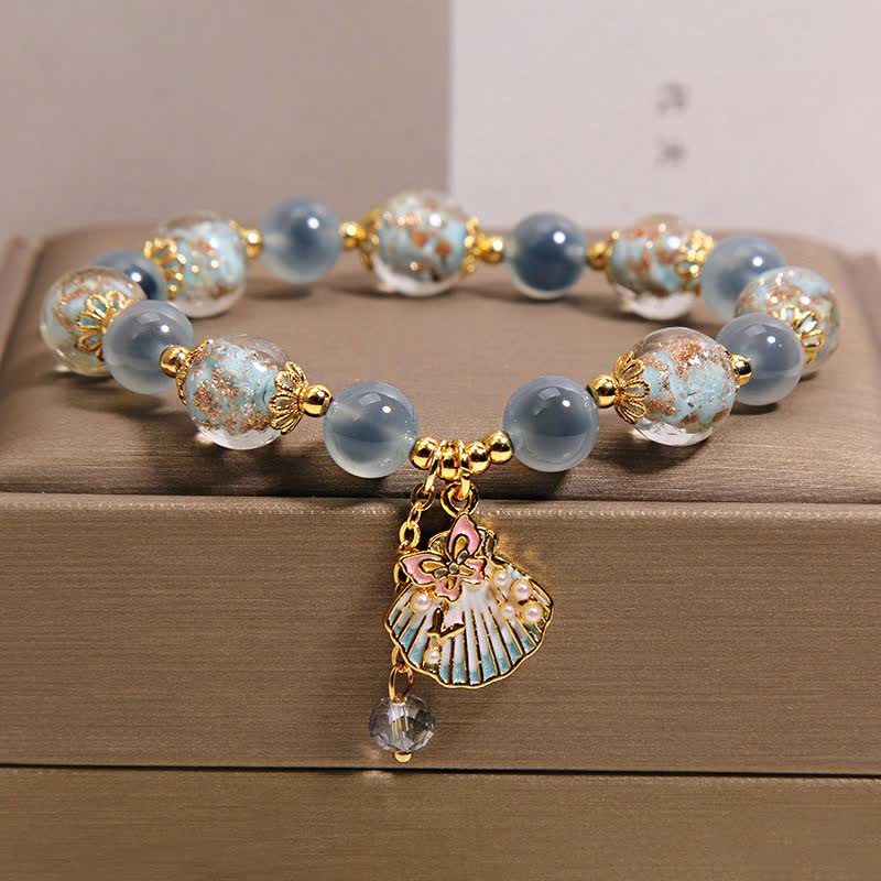 Buddha Stones Armband mit Liebesmuschel und Schmetterlingsanhänger aus Candy-Achat-Liuli-Glasperlen, Liuli-Glasperlen, Candy-Achat-Liuli-Glasperlen-Liebesmuschel-Schmetterling-Charm - Blauer Zuckerachat (Handgelenkumfang: 15-16 cm) - image 0