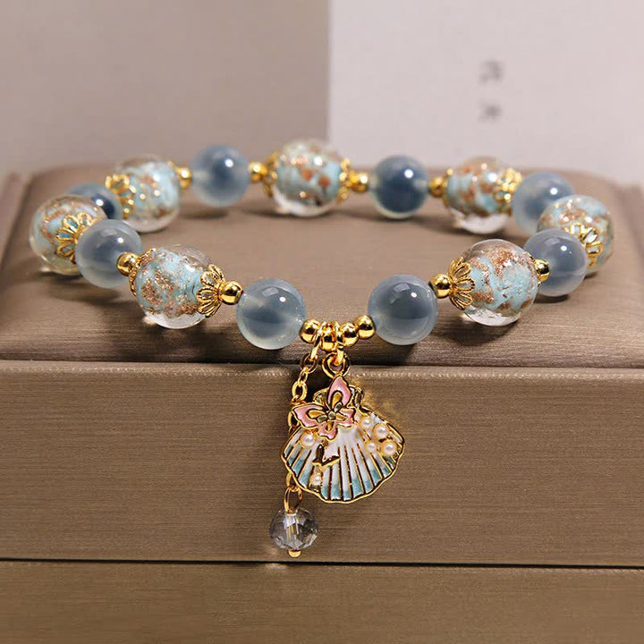 Buddha Stones Armband mit Liebesmuschel und Schmetterlingsanhänger aus Candy-Achat-Liuli-Glasperlen, Liuli-Glasperlen, Candy-Achat-Liuli-Glasperlen-Liebesmuschel-Schmetterling-Charm - Blauer Zuckerachat (Handgelenkumfang: 15-16 cm) - image 0