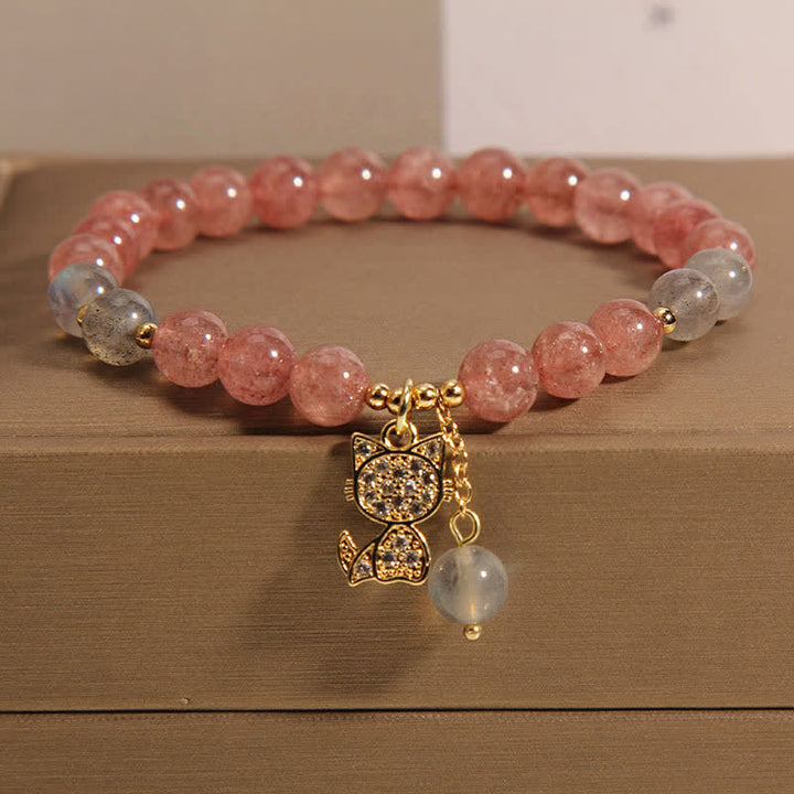 Buddha Stones Armband mit Erdbeerquarz-Mondstein-Katzenanhänger - Erdbeerquarz (Handgelenkumfang: 14-15 cm) - image 0