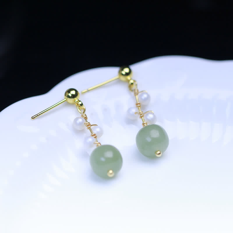 Glückstropfen-Ohrhänger mit Hetian-Jade-Blumenmuster, 14 Karat vergoldet