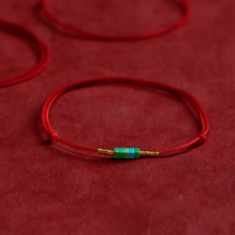 Buddha Stones Armband aus ultrafeinen türkisfarbenen quadratischen Perlen und rotem Schutzseil - Türkis (Handgelenkumfang: 15–18 cm) - image 0