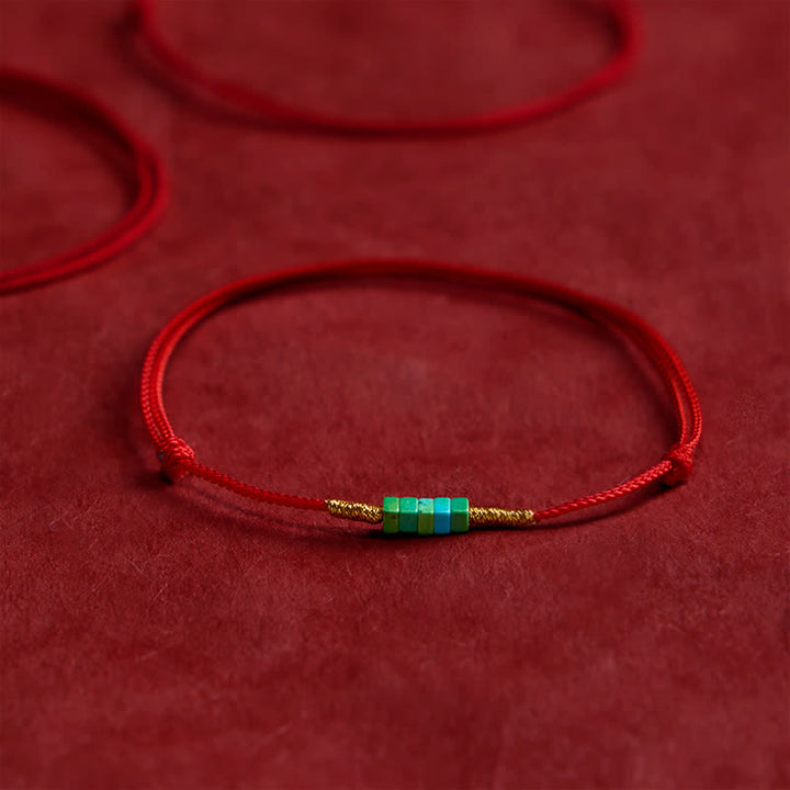 Buddha Stones Armband aus ultrafeinen türkisfarbenen quadratischen Perlen und rotem Schutzseil - Türkis (Handgelenkumfang: 15–18 cm) - image 0