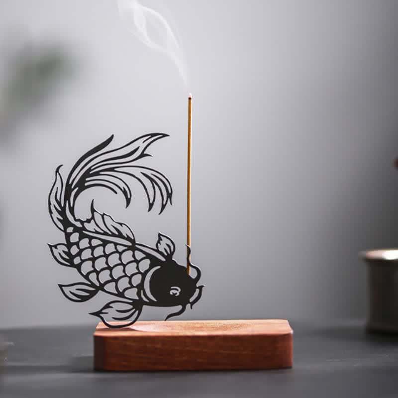 Buddha Stones Räuchergefäß mit Holzsockel und Koi-Fisch-Motiv - Koi-Fisch mit gesenktem Kopf und kurzem Stand - image 0