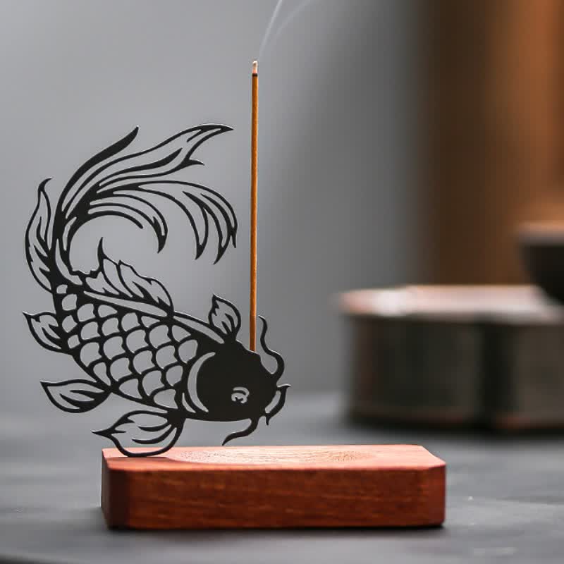 Buddha Stones Räuchergefäß mit Holzsockel und Koi-Fisch-Motiv - image 1
