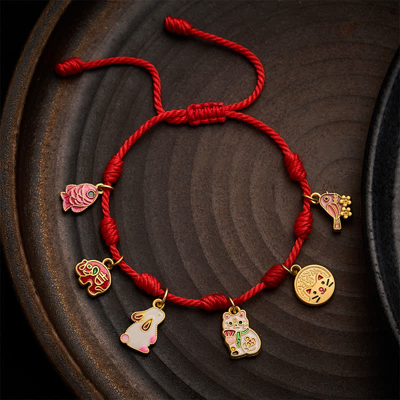 Buddha Stones Handgefertigtes Armband mit sieben Knoten, rotem Faden, Koi-Fisch, Elefant, Kaninchen, Katze, lila Elster und Glücksbringer - Rot (Handgelenkumfang: 15–19 cm) - image 0