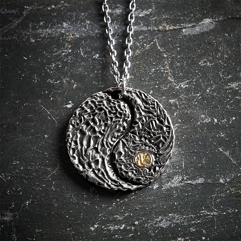 Buddha Stones Halskette aus Kupfer mit rundem, graviertem Yin-Yang-Anhänger - image 1