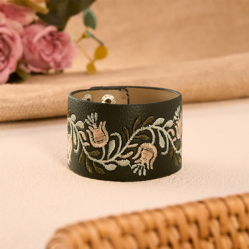 Buddha Stones Lederarmband mit handgeflochtenem, weißem Blumenranken-Schutzverschluss - Blumenmuster (Handgelenkumfang: ca. 15–17 cm) - image 0