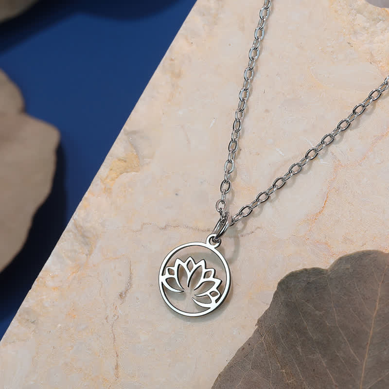 Buddha Stones Runde Lotus-Halskette aus Titanstahl mit Ausschnitt – Symbol für Schutz und Erleuchtung - image 1