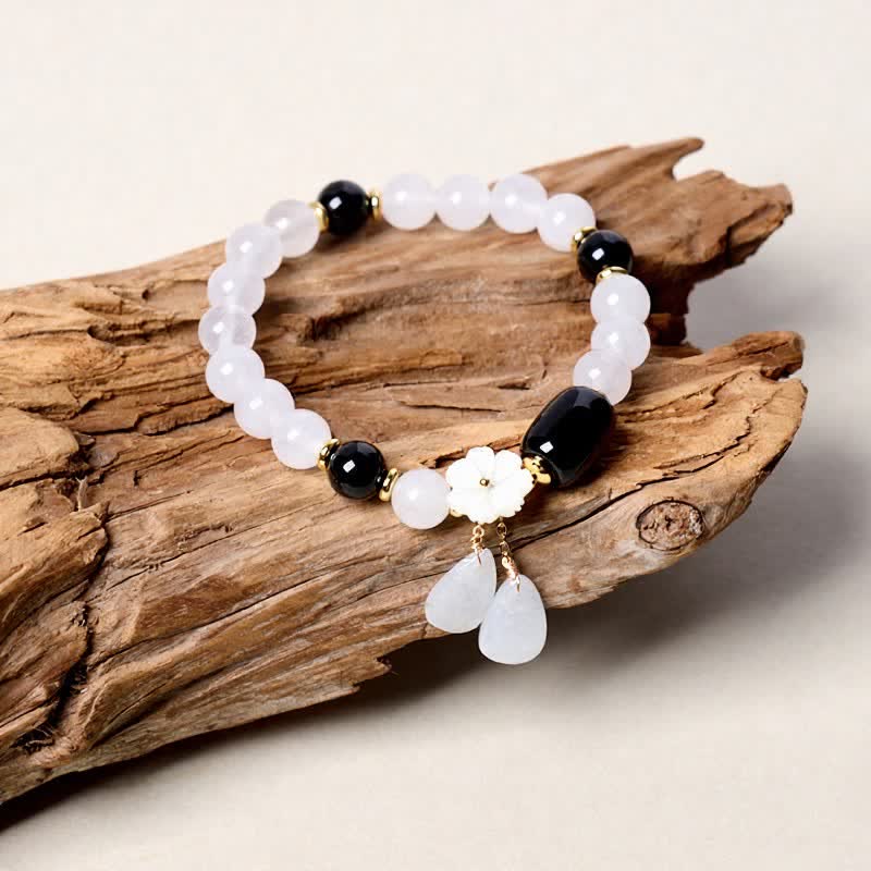 Buddha Stones Elegantes Armband aus weißem Chalcedon und schwarzem Achat mit floralem Anhänger - Schwarzer Onyx (Schutz ♥ Glück) - image 0